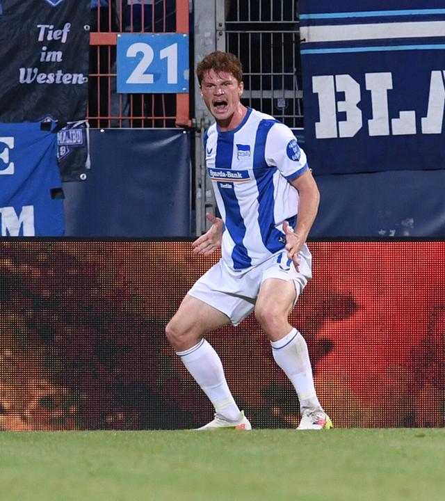 Sebastian Grönning bejubelt seinen Treffer zum 1:0