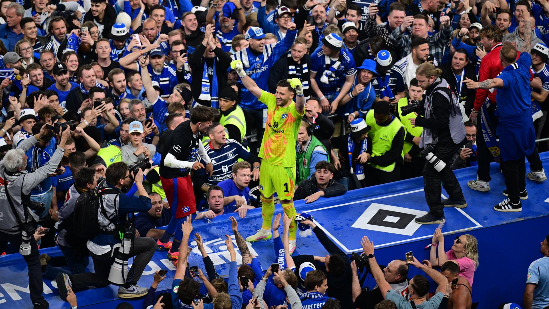 Hamburgs Torwart Daniel Heuer jubelt mit Fans zum Aufstieg.