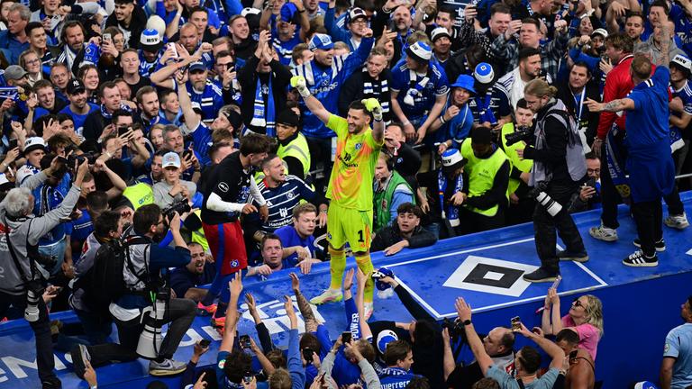 Hamburgs Torwart Daniel Heuer jubelt mit Fans zum Aufstieg.