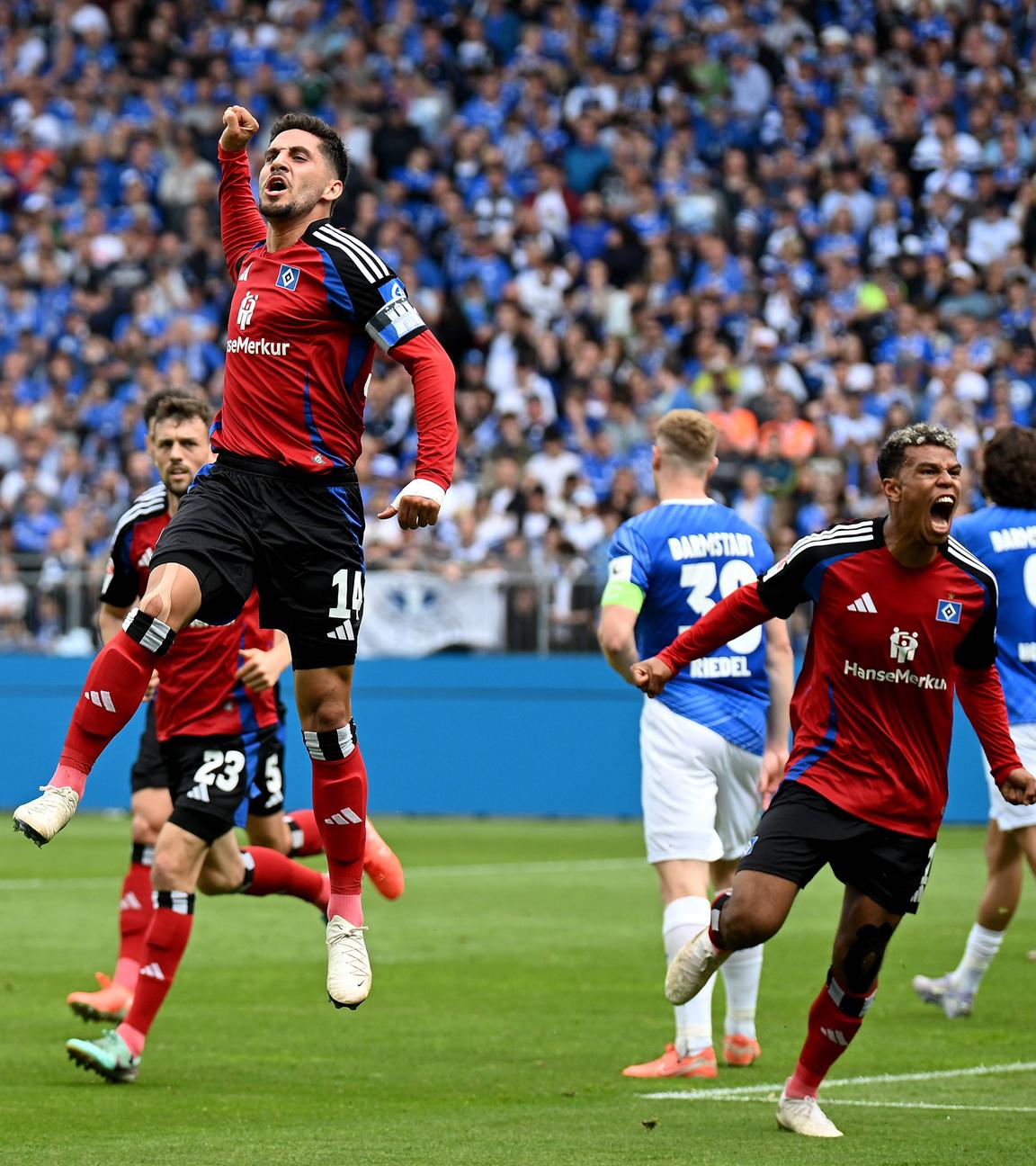Torschütze Ludovit Reis (Hamburger SV) jubelt nach seinem Treffer zum 0:1.