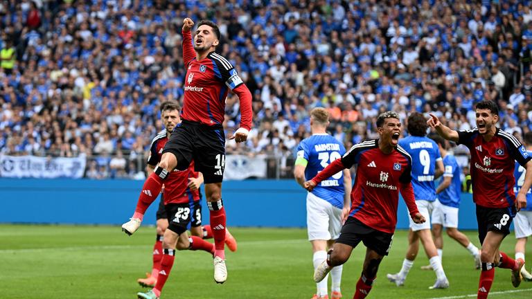 Torschütze Ludovit Reis (Hamburger SV) jubelt nach seinem Treffer zum 0:1.