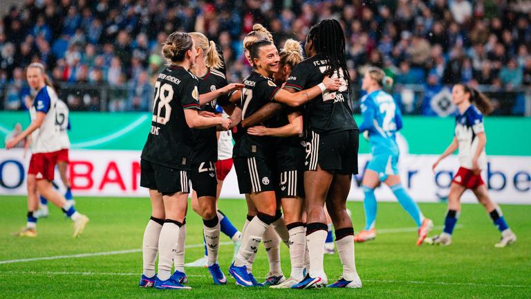 Die Spielerinnen des FC Bayern München jubeln nach dem Treffer zum 1:0 gegen den HSV durch Edna Imade