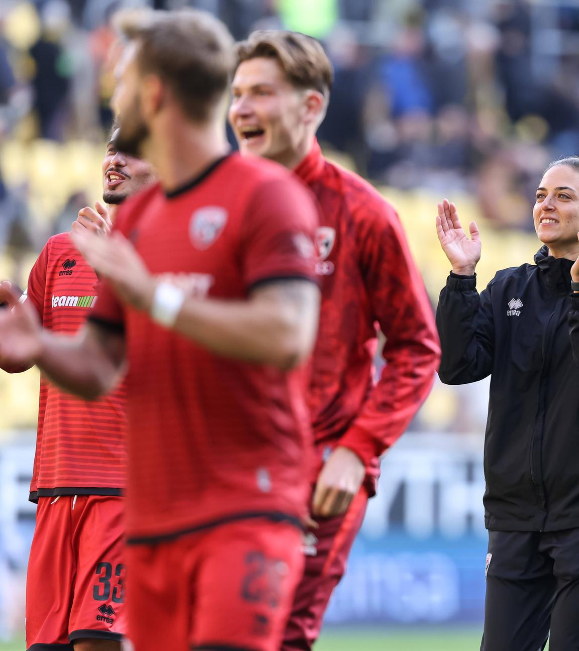Die Spieler und Cheftrainerin Sabrina Wittmann  bedanken sich bei den Fans
