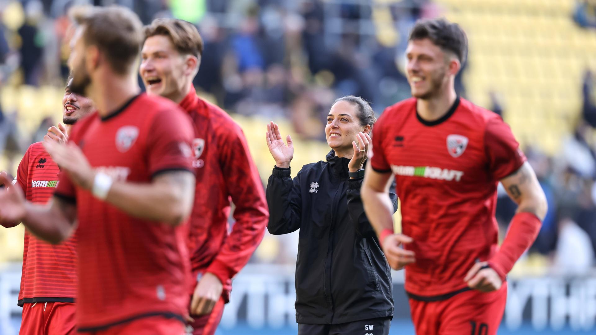 Die Spieler und Cheftrainerin Sabrina Wittmann  bedanken sich bei den Fans