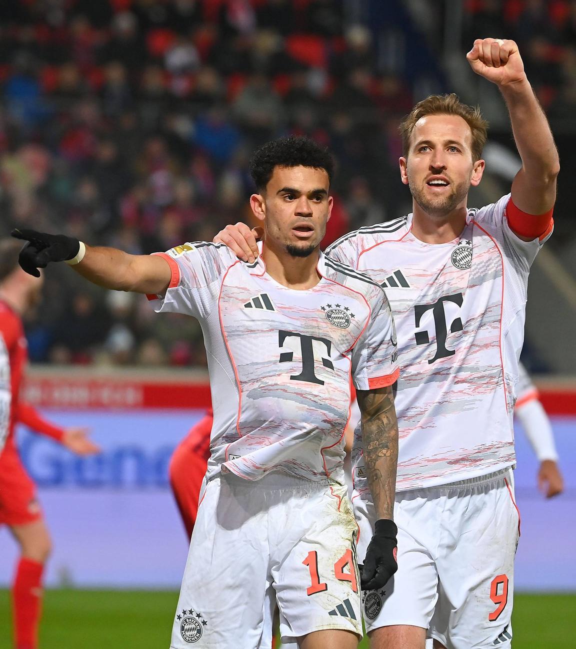 Nach seinem Tor zum 0:3 gegen den 1. FC Heidenheim jubelt Bayerns Flügelspieler Luis Diaz gemeinsam mit seinem Teamkollegen Harry Kane