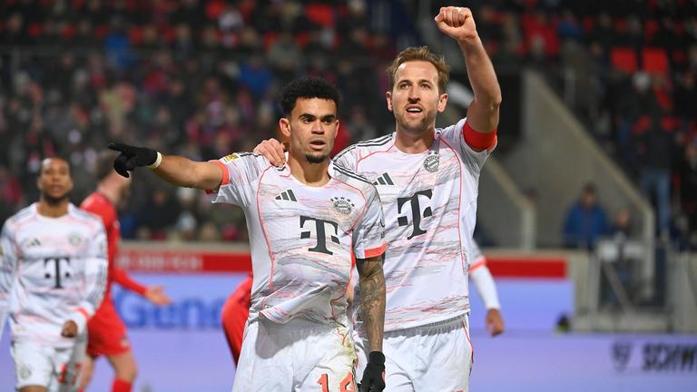 Nach seinem Tor zum 0:3 gegen den 1. FC Heidenheim jubelt Bayerns Flügelspieler Luis Diaz gemeinsam mit seinem Teamkollegen Harry Kane