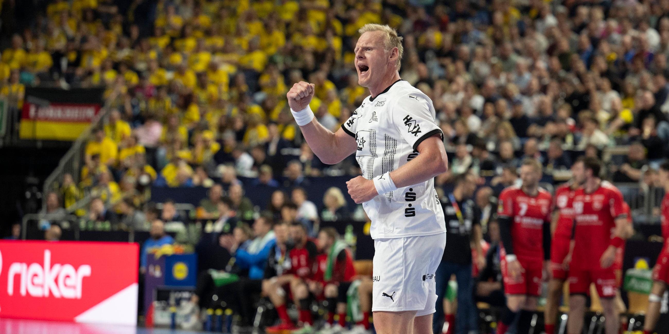 Kiels Patrick Wiencek jubelt beim Spiel gegen Melsungen am 13.04.2025.