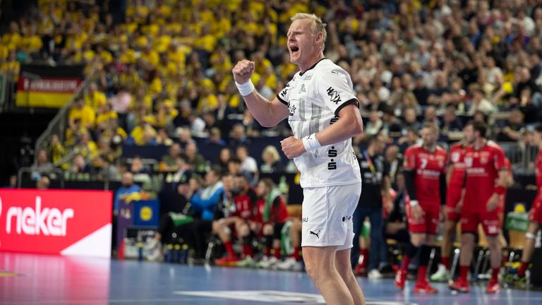 Kiels Patrick Wiencek jubelt beim Spiel gegen Melsungen am 13.04.2025.