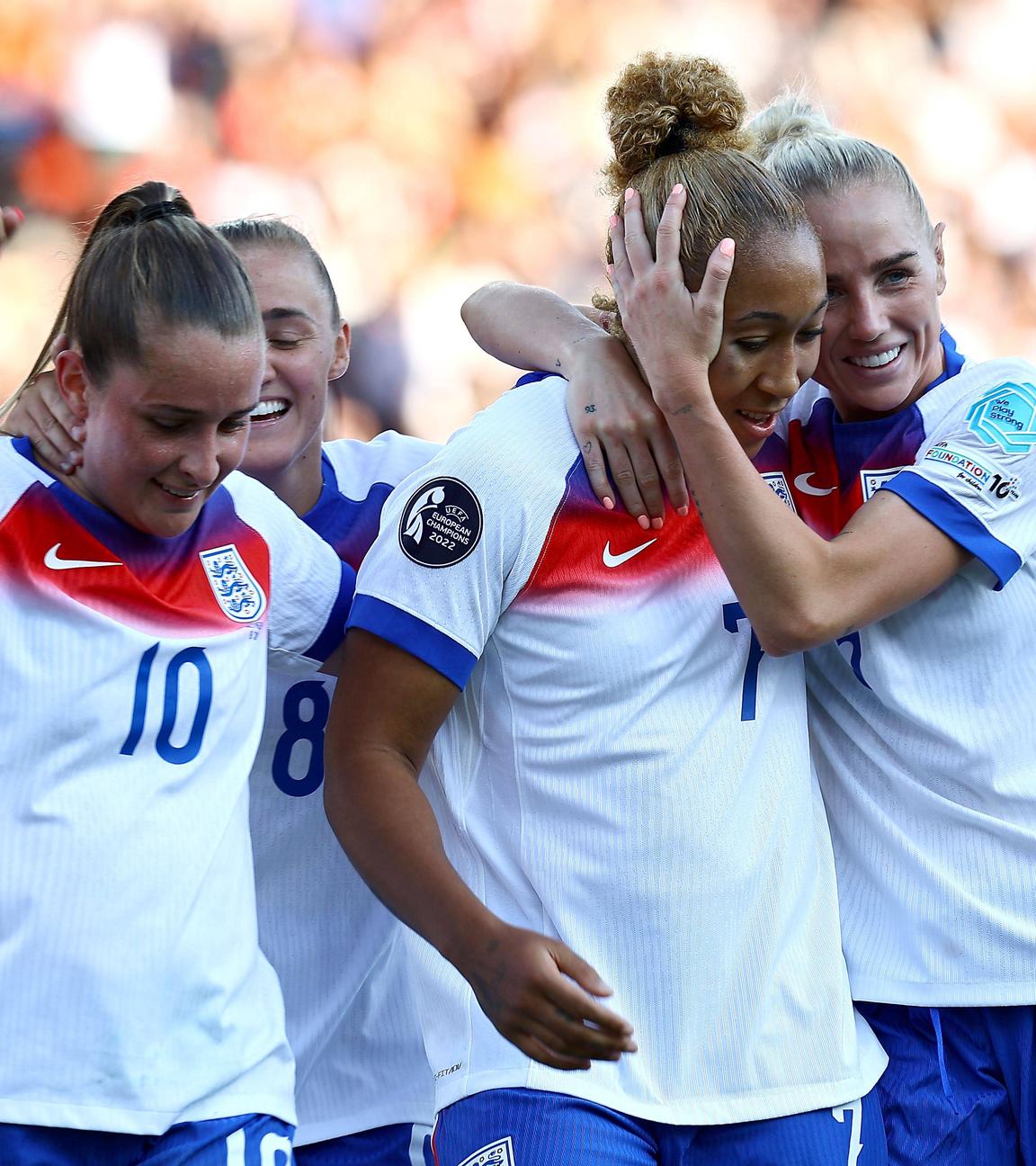 Lauren James feiert ihren Treffer zum 3:0.