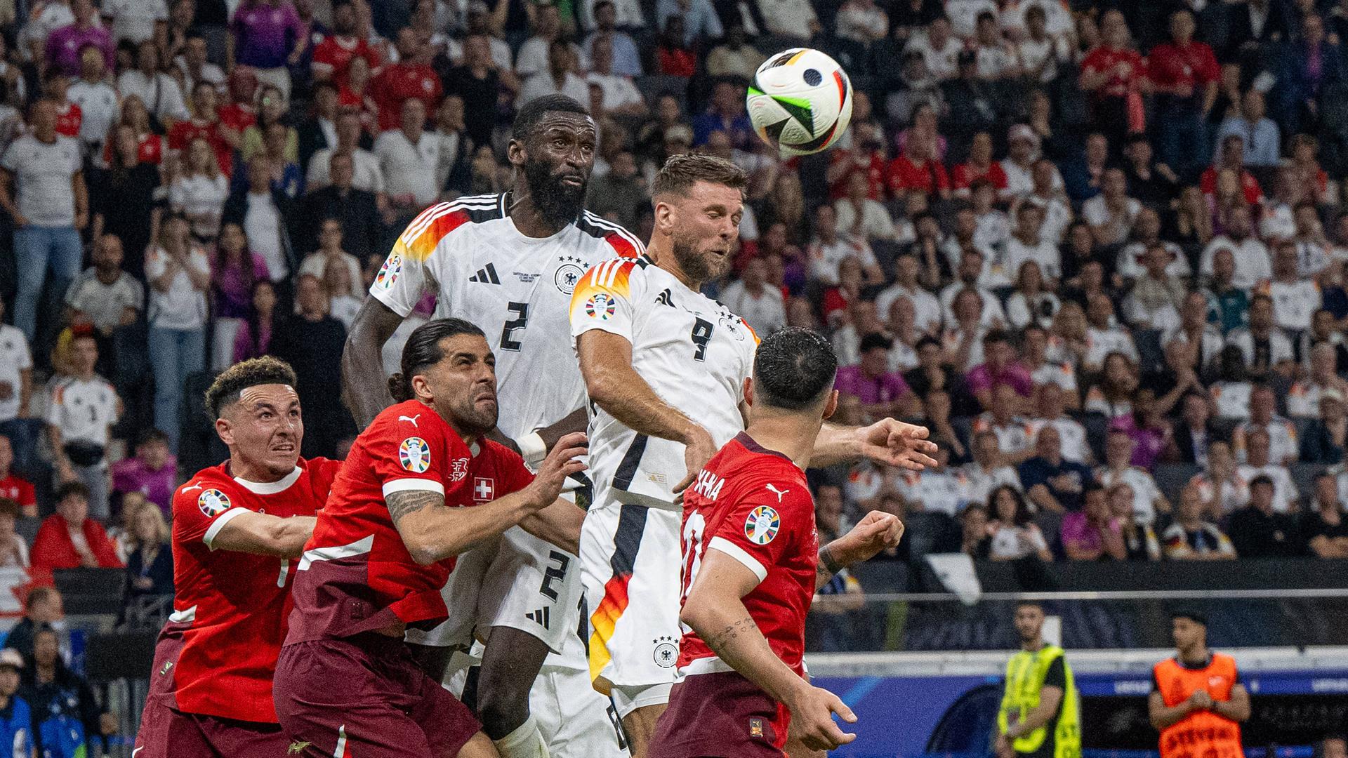 Deutschlands Niclas Füllkrug erzielt mit seinem Kopfball das Remis für Deutschland.