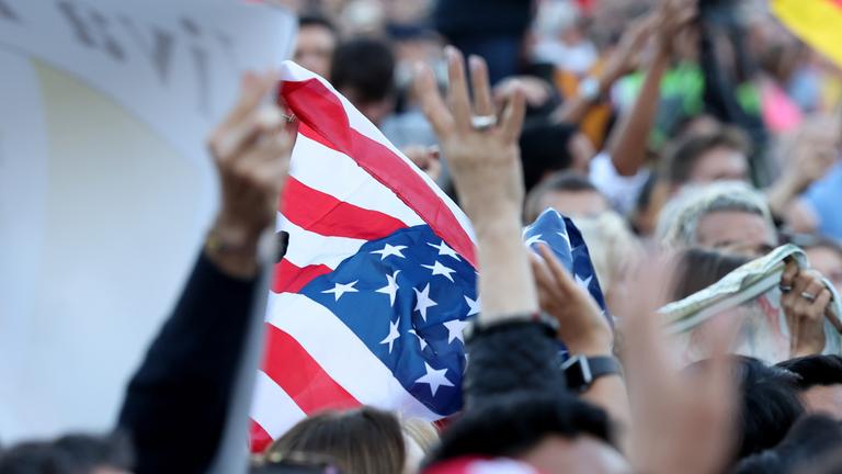 Amerikanische Flaggen unter den Gläubigen für den neuen Pontifex Papst Leo XIV. nach dem weißen Rauch bei der fünften Abstimmung.