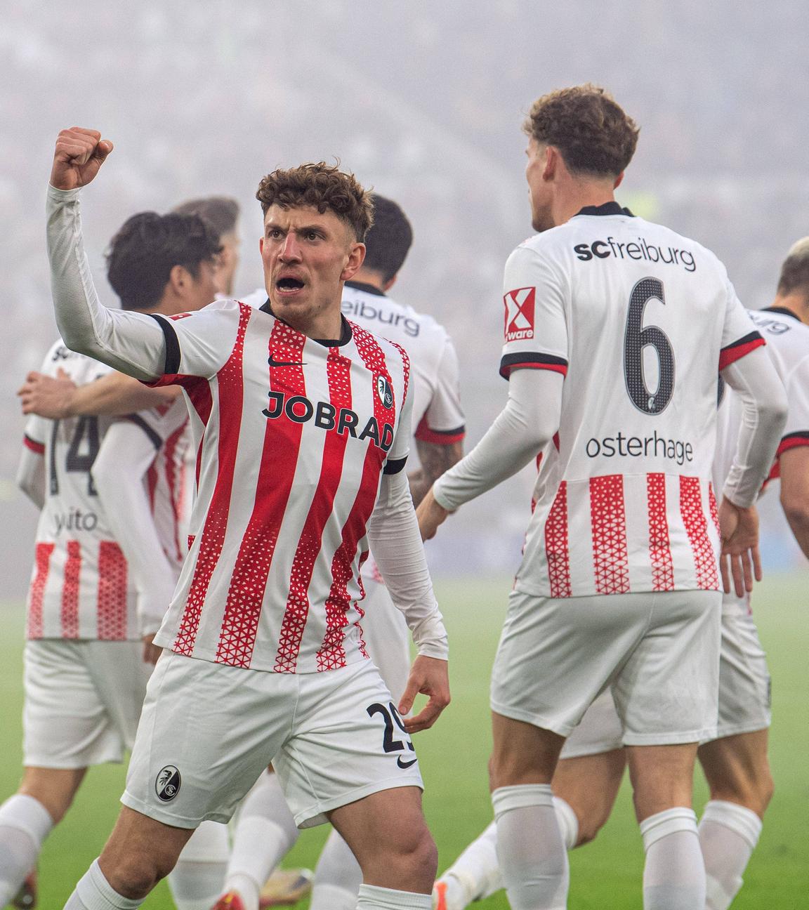 Nach seinem Treffer zum 0:1 gegen den VFL Wolfsburg, jubelt Freiburgs Philipp Treu vor der Gästekurve