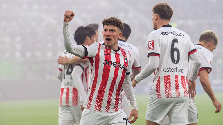 Nach seinem Treffer zum 0:1 gegen den VFL Wolfsburg, jubelt Freiburgs Philipp Treu vor der Gästekurve