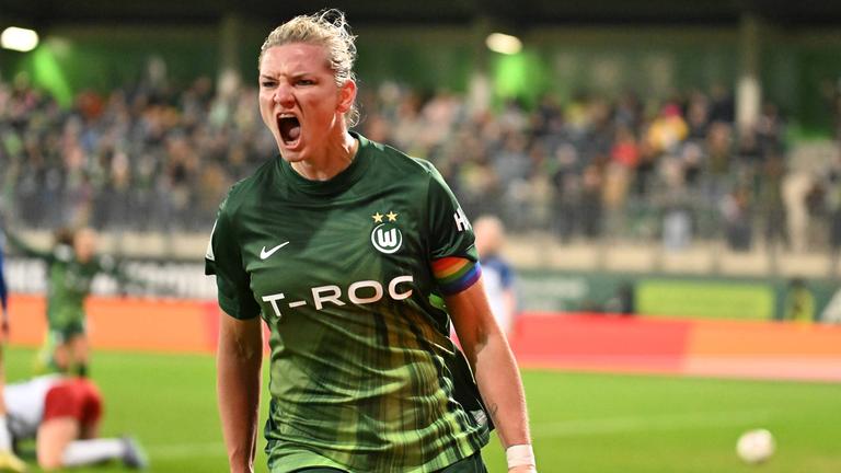 Wolfsburgs Stürmerin Alexandra Popp-Höppe jubelt nach einem Treffer gegen den Hamburger SV