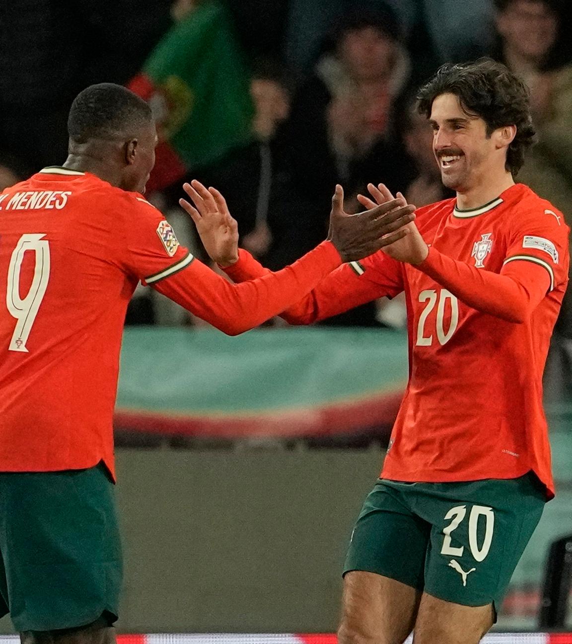Portugals Francisco Trincao (r) feiert mit Nuno Mendes seinen Treffer zum 3:2.