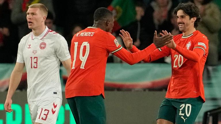 Portugals Francisco Trincao (r) feiert mit Nuno Mendes seinen Treffer zum 3:2.