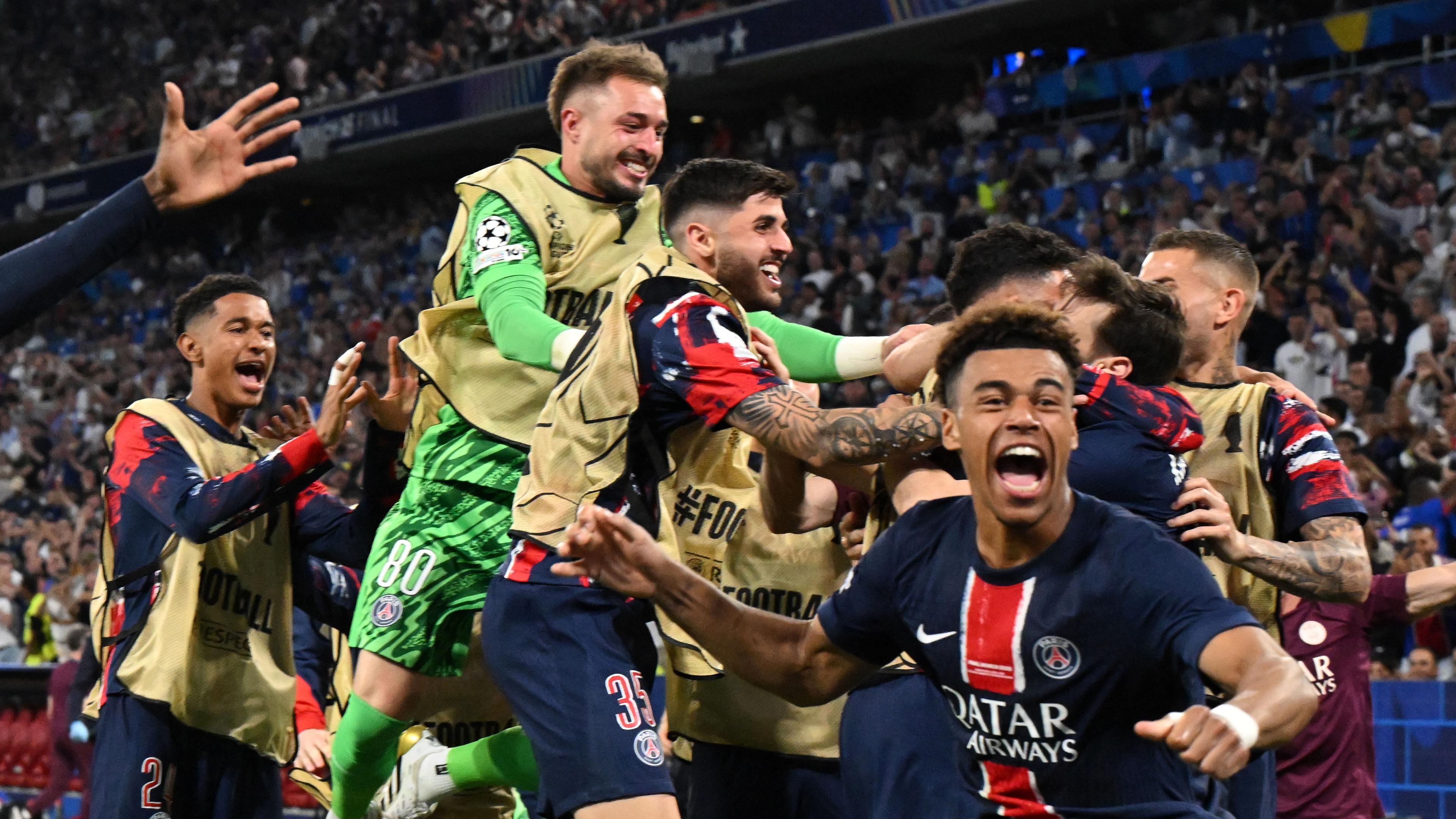 Die Mannschaft von Paris feiert den Treffer zum 4:0. 