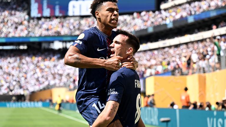 Torschütze Fabián Ruiz jubelt.