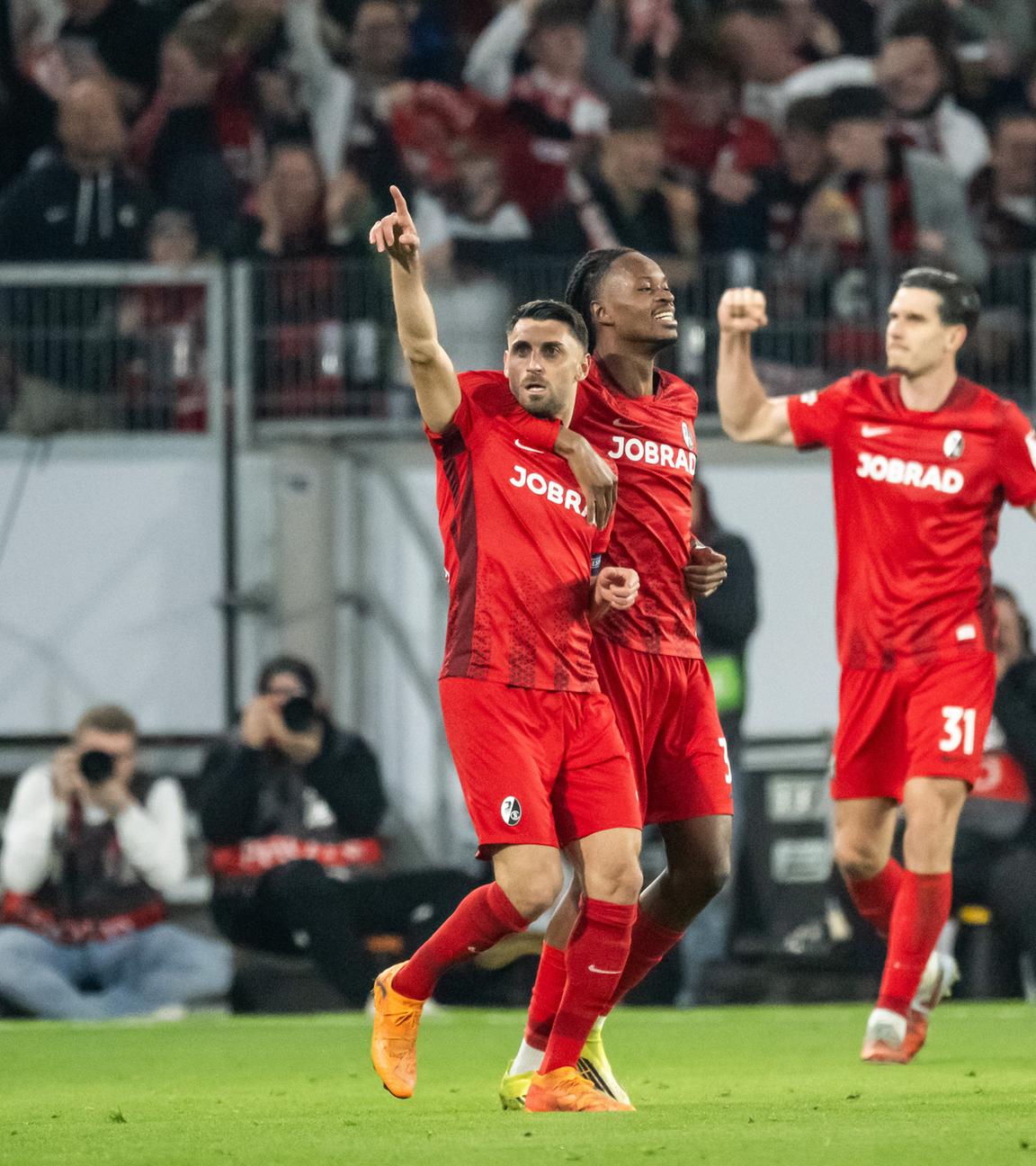 Vincenzo Grifo (SC Freiburg, l) bejubelt mit seinen Mitspielern den Treffer zum 3:1. 