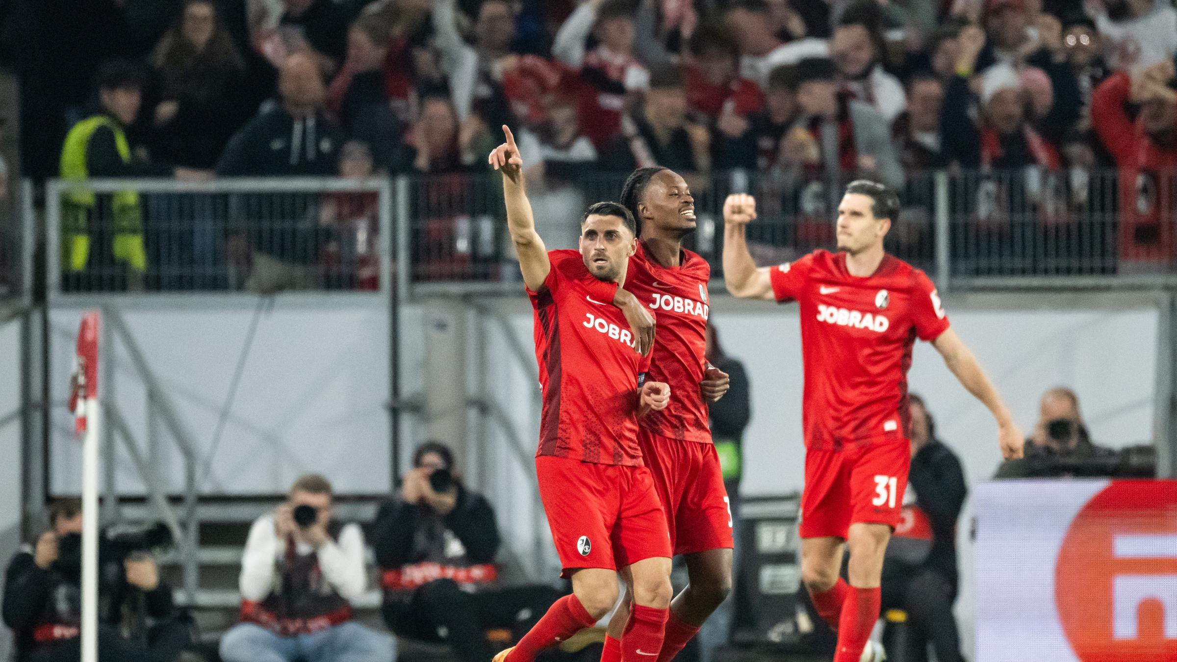 Vincenzo Grifo (SC Freiburg, l) bejubelt mit seinen Mitspielern den Treffer zum 3:1. 