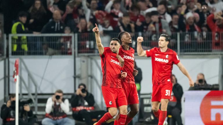 Vincenzo Grifo (SC Freiburg, l) bejubelt mit seinen Mitspielern den Treffer zum 3:1. 