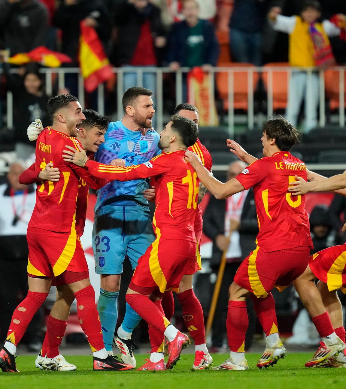 Spieler der spanischen Mannschaft jubeln nach dem Spiel.