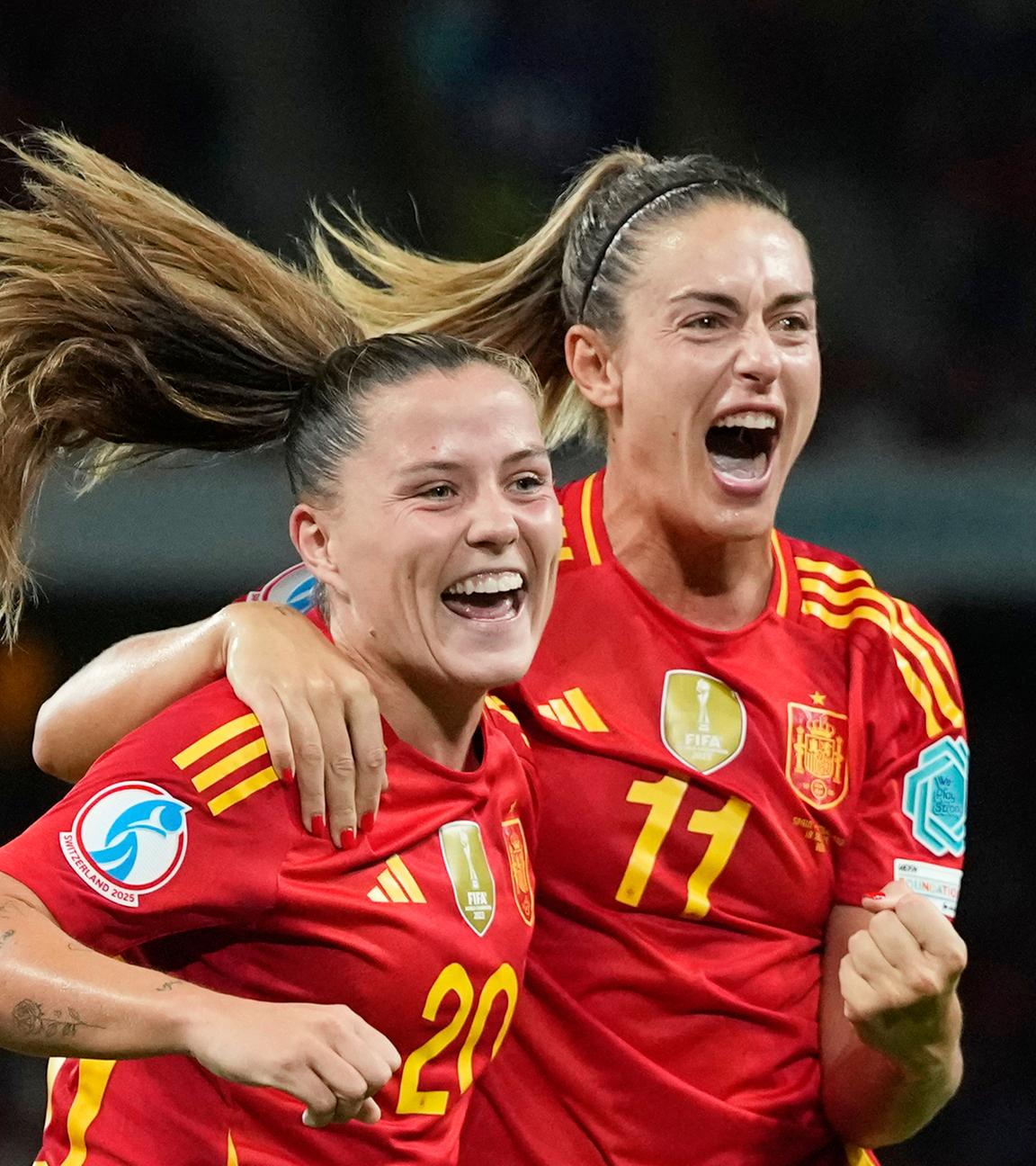 Die Spanierin Claudia Pina feiert mit Alexia Putellas (rechts) nach dem zweiten Tor ihrer Mannschaft.