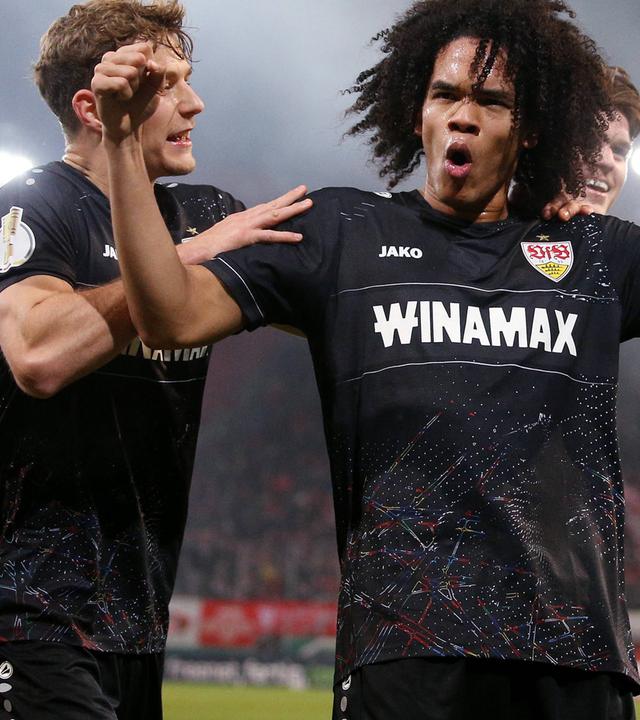 Jubel über das Tor zum 0:2. v.l. Chris Führich, Yannick Keitel, Torschütze Anrie Chase und Ramon Hendriks (VfB). 