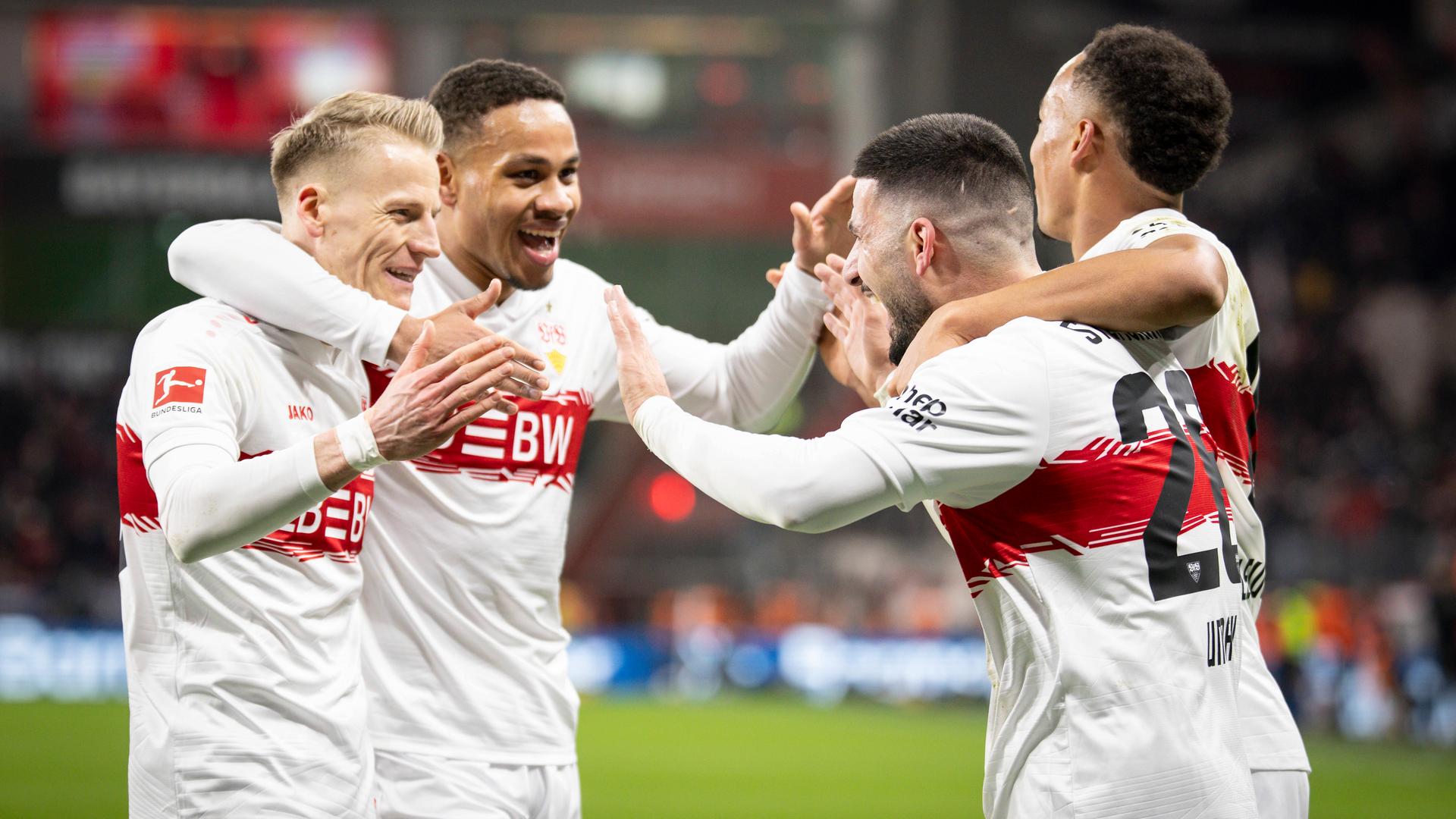 Stuttgarts Stürmer Deniz Undav jubelt nach seinem Treffer zum 0:4 gemeinsam mit seinen Teamkollegen