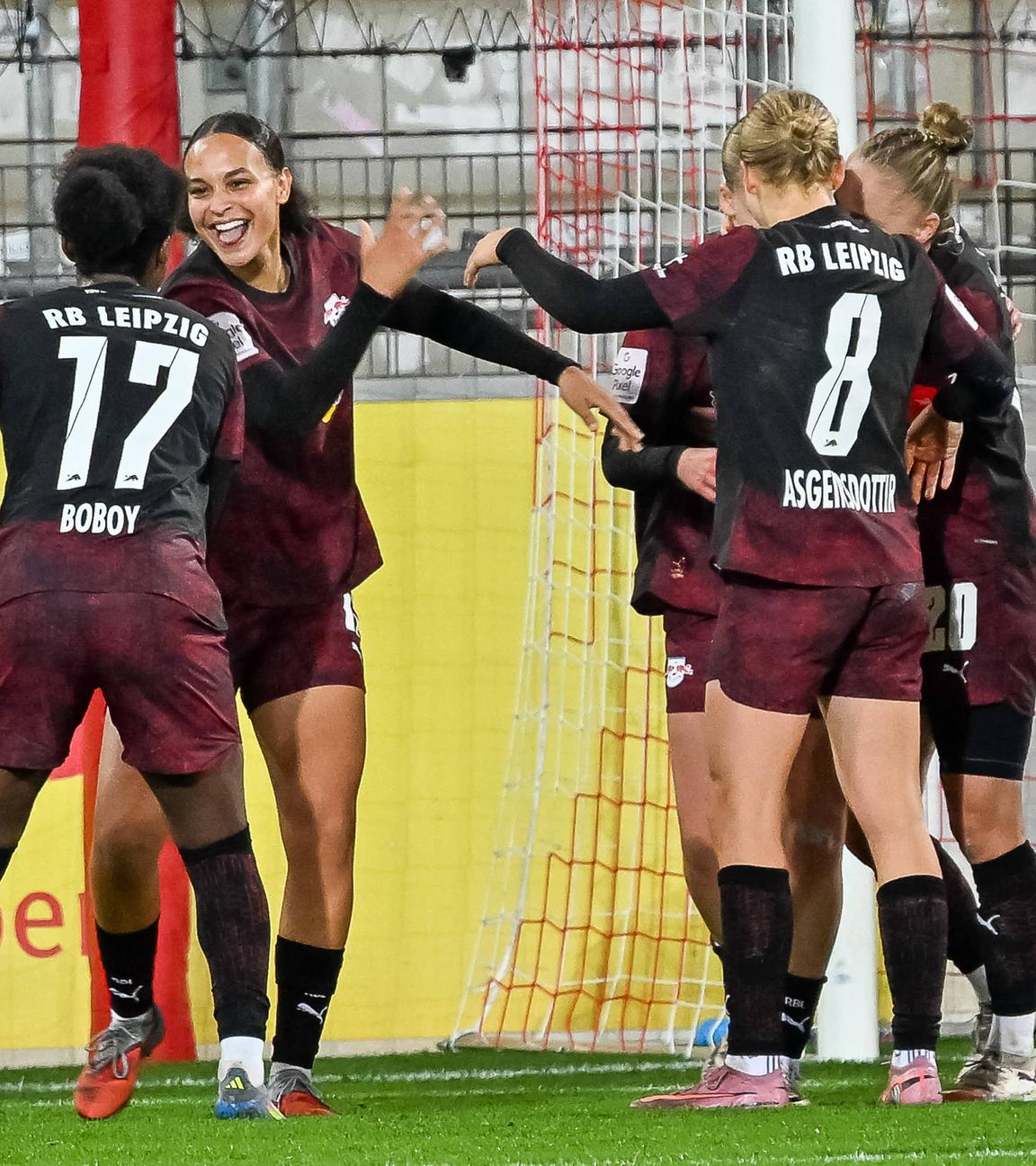 Jubel zum Tor zum 1:4 durch Lisa Baum (RB Leipzig)