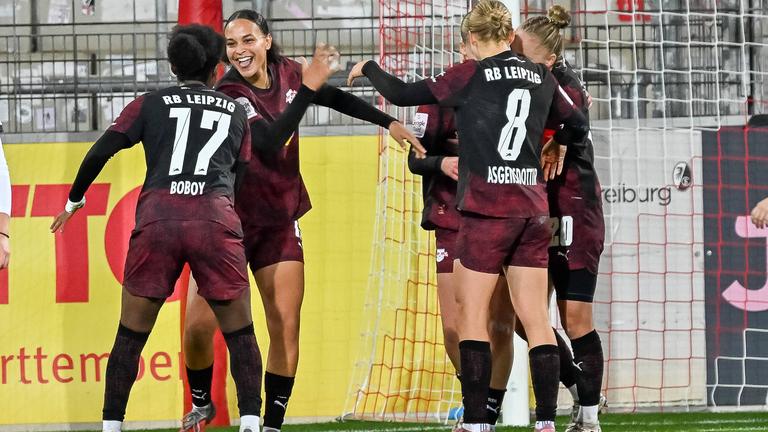 Jubel zum Tor zum 1:4 durch Lisa Baum (RB Leipzig)