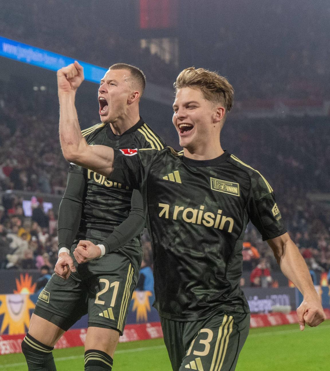 Nach dem späten Siegtor gegen den 1. FC Köln jubeln Unions Tim Skarke und András Schäfer vor der Gästekurve