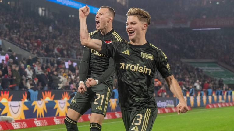 Nach dem späten Siegtor gegen den 1. FC Köln jubeln Unions Tim Skarke und András Schäfer vor der Gästekurve