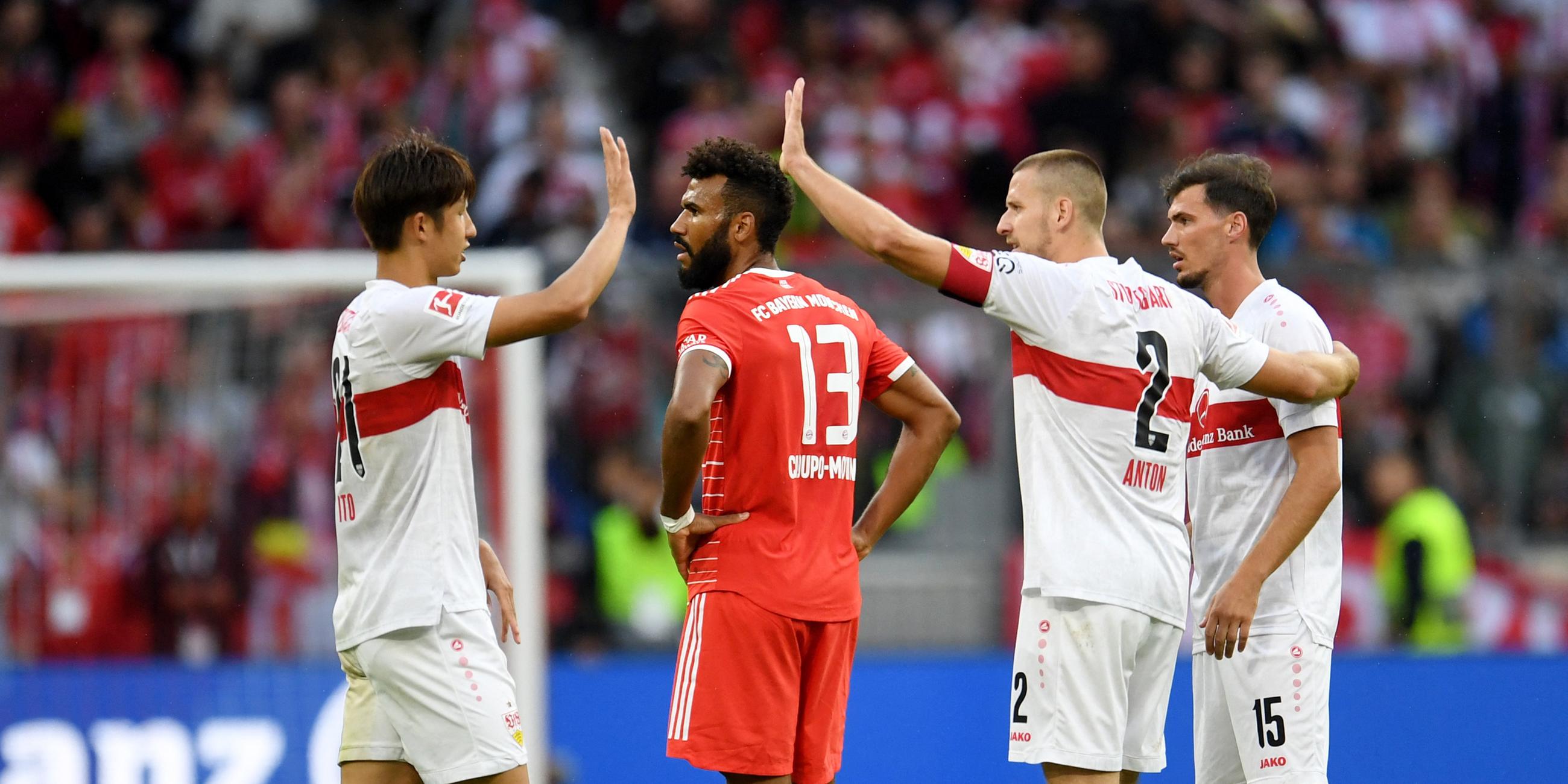 Bayern München gegen VfB Stuttgart - Allianz Arena, München, Deutschland - 10.09.2022 Hiroki Ito, Waldemar Anton und Pascal Stenzel vom VfB Stuttgart feiern nach dem Spiel, während Eric Maxim Choupo-Moting von Bayern München niedergeschlagen aussieht