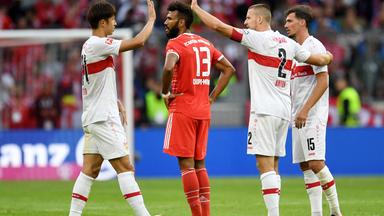 Bayern München gegen VfB Stuttgart - Allianz Arena, München, Deutschland - 10.09.2022 Hiroki Ito, Waldemar Anton und Pascal Stenzel vom VfB Stuttgart feiern nach dem Spiel, während Eric Maxim Choupo-Moting von Bayern München niedergeschlagen aussieht
