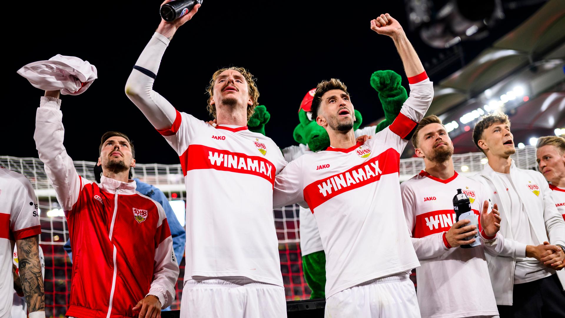 Stuttgarts Spieler Pascal Stenzel (l-r), Nick Woltemade, Atakan Karazor, Maximilian Mittelstädt und Yannik Keitel bedanken sich nach dem vorletzten Saisonspiel gegen Augsburg bei den Fans.