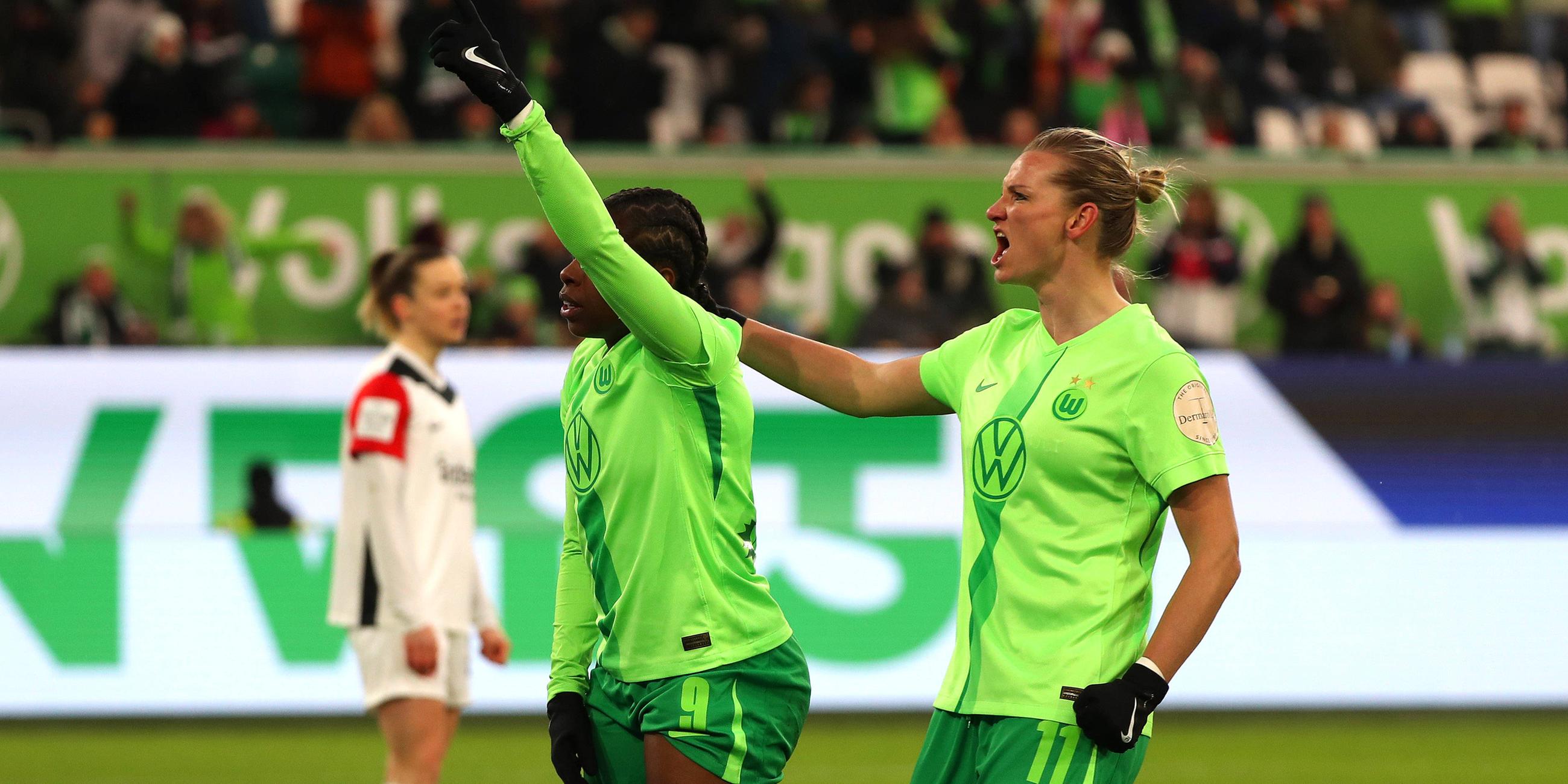  Lineth Beerensteyn (VfL Wolfsburg) jubelt mit Alexandra Popp (VfL Wolfsburg) nach ihrem Tor zum 2:0.