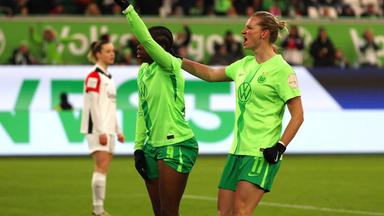  Lineth Beerensteyn (VfL Wolfsburg) jubelt mit Alexandra Popp (VfL Wolfsburg) nach ihrem Tor zum 2:0.