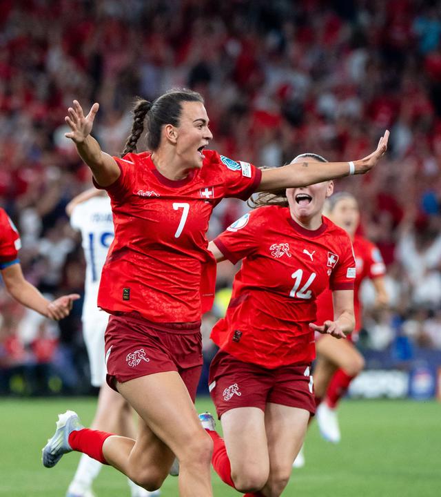 Die Schweizerin Riola Xhemaili jubelt nach ihrem Ausgleichstreffer gegen Finnland