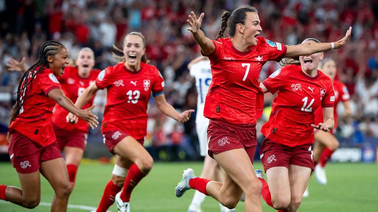 Die Schweizerin Riola Xhemaili jubelt nach ihrem Ausgleichstreffer gegen Finnland