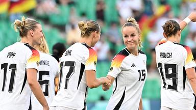 Deutsche Spielerinnen feiern nach einem Tor im Fußballspiel.