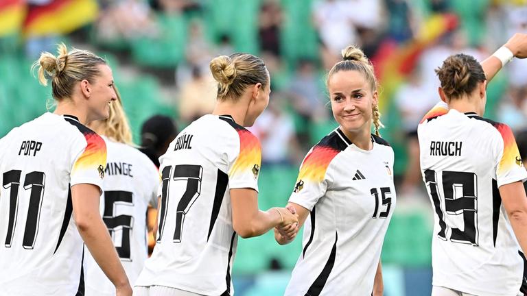 Deutsche Spielerinnen feiern nach einem Tor im Fußballspiel.