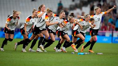 Deutsche Spielerinnen feiern nach dem Sieg im Viertelfinale des Frauenfußballspiels gegen Kanada.