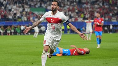 Hakan Calhanoglu (r) von der Türkei feiert nach seinem Tor zum 0:1.