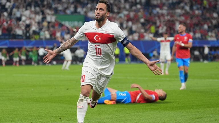 Hakan Calhanoglu (r) von der Türkei feiert nach seinem Tor zum 0:1.