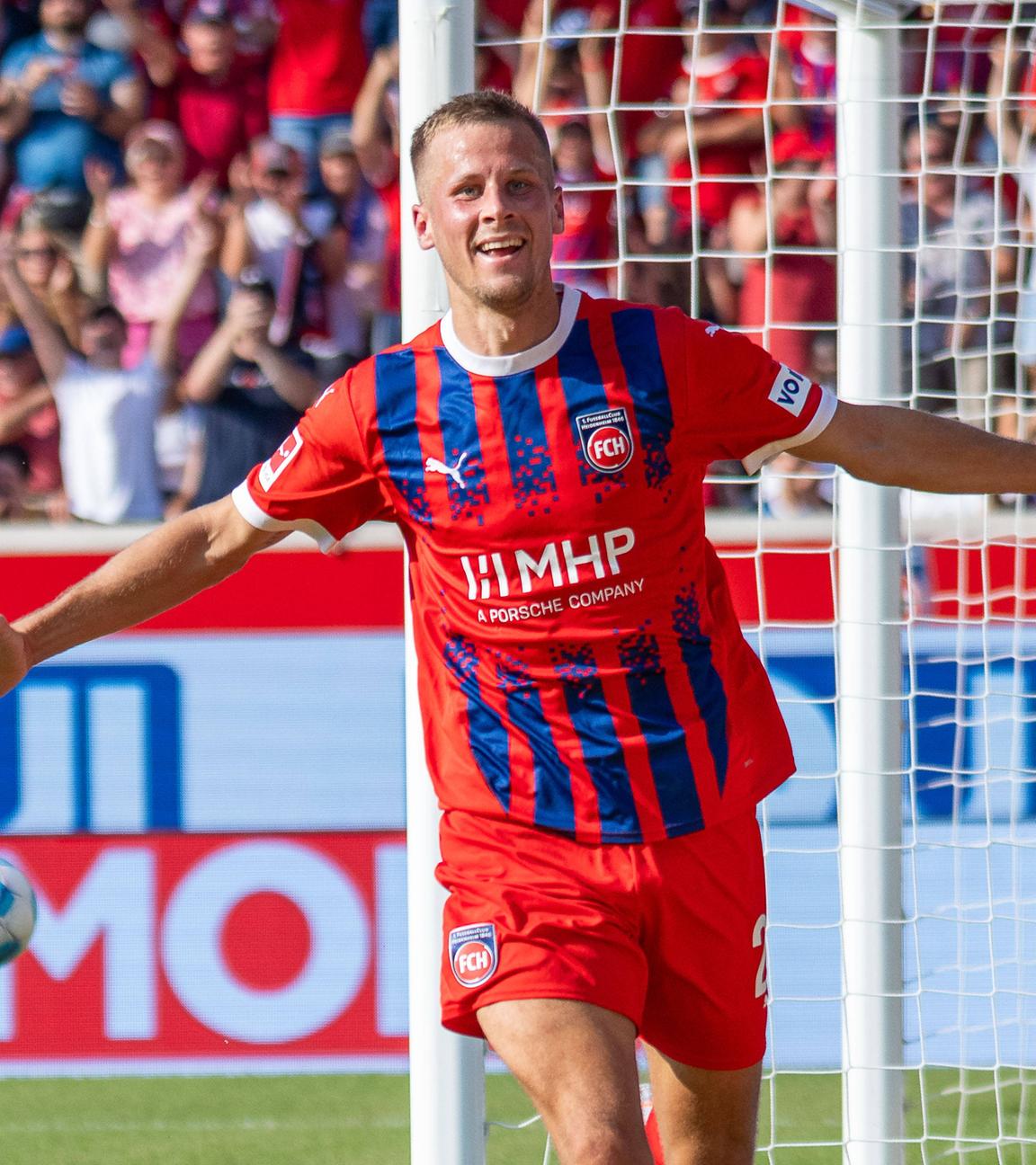 Adrian Beck (1. FC Heidenheim, 21) erzielt ein Tor.