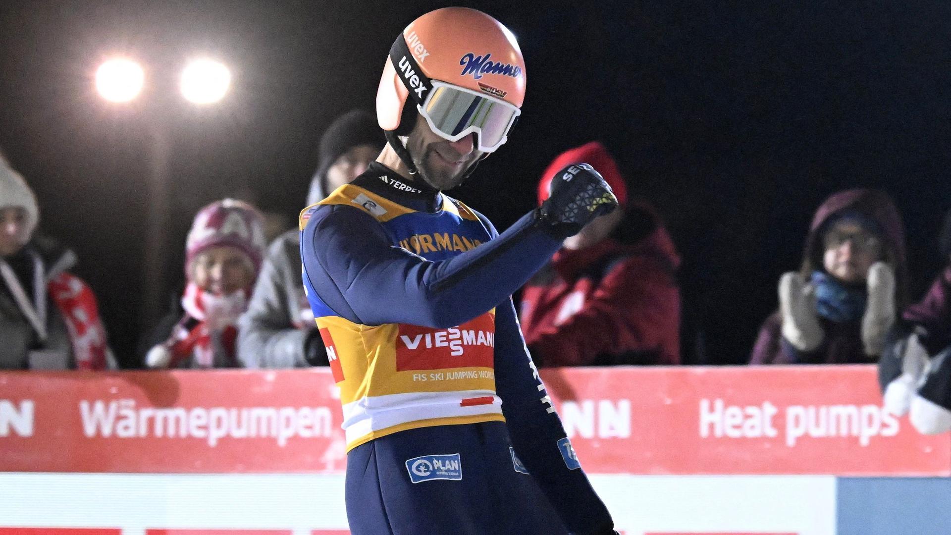 Der deutsche Sieger Pius Paschke jubelt nach dem zweiten Durchgang des Skispringens der Herren.
