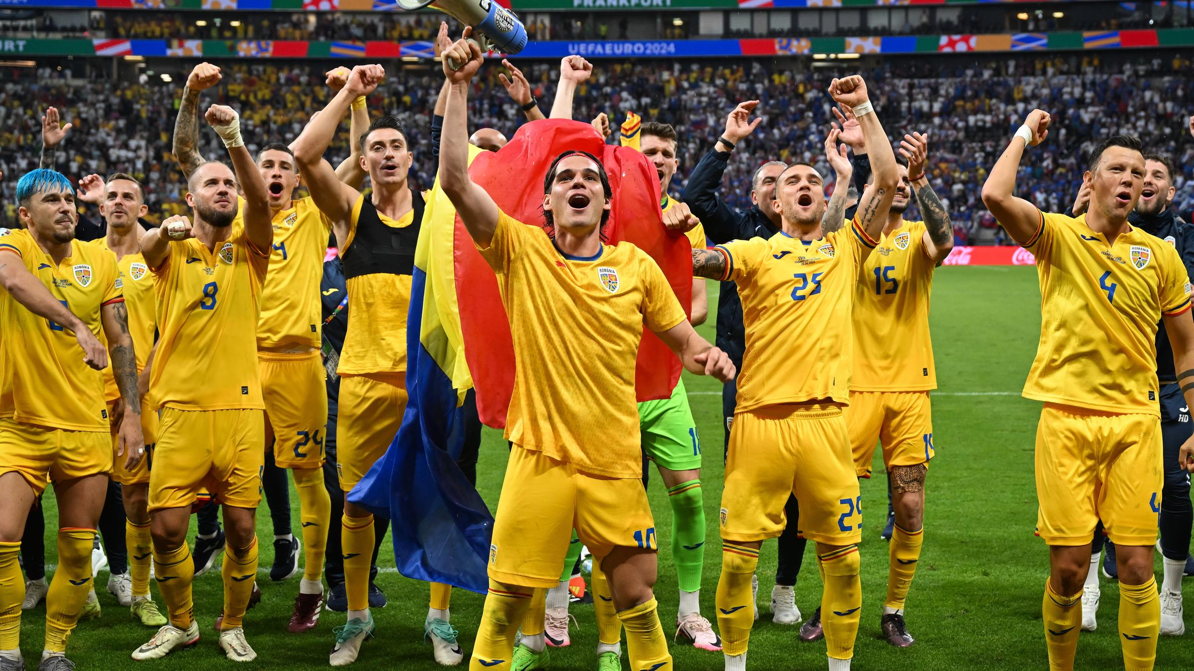 Rumäniens Ianis Hagi (M) und weitere Spieler feiern das 1:1 nach dem Abpfiff.