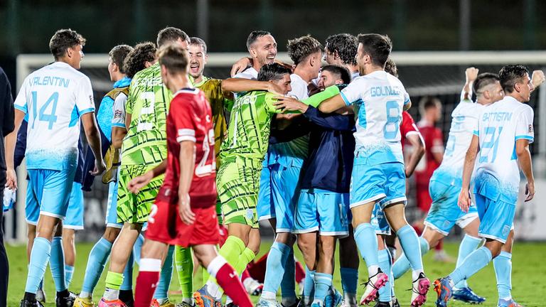 Die Spieler von San Marino feiern ihren historischen ersten Sieg im offiziellen Spiel am Ende des UEFA Nations League-Spiels zwischen San Marino und Liechtenstein im San Marino Stadium San Marino San Marino am 05. September 2024. 