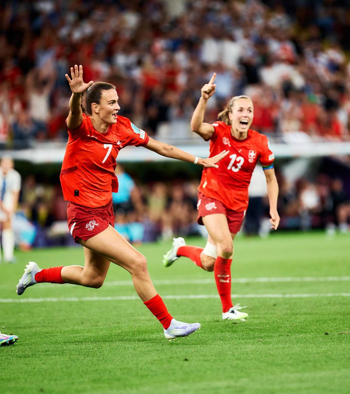 Riola Xhemaili (7; Schweiz) und Lia Wälti (13; Schweiz) feiern mit weiteren Spielern.